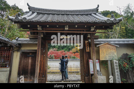 Kyoto, Giappone - 20 Nov 2016. Antichi edifici in legno si trova in centro storico a Kyoto, in Giappone. Foto Stock