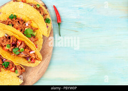 Overhead closeup photo messicano di tacos con estratto di carne di maiale, avocado, peperoncino, il coriandolo, con posto per il testo Foto Stock