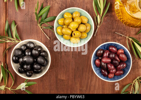 Foto aeree di varie olive in ciotole con spazio di copia Foto Stock