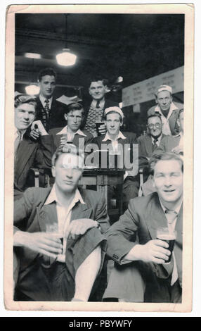 Pub locale viaggio in pullman a Brighton, 1950 Foto Stock