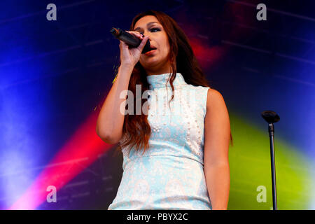 Rebecca Caroline Ferguson, che si esibisce dal vivo sul palco 2018 del South Tyneside Music Festival, Regno Unito Foto Stock