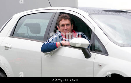 Il file immagine del Tour du Francia vincitore Geraint Thomas dal 2012 : Geraint Thomas MBE il ciclista olimpico di prelevare la sua nuova Fiat Punto dal Wessex Garage su Penarth Road a Cardiff il 14 luglio 2012. Foto Stock