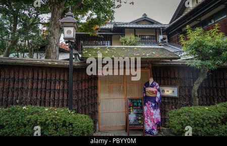 Kyoto, Giappone - 20 Nov 2016. Antichi edifici in legno si trova in centro storico a Kyoto, in Giappone. Foto Stock