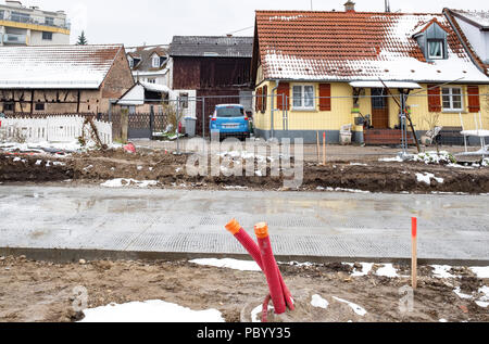 Strasburgo, tram sito in costruzione, linea e estensione, le vie concrete, letto rosso prese di alimentazione, case, Alsazia, Francia, Europa Foto Stock