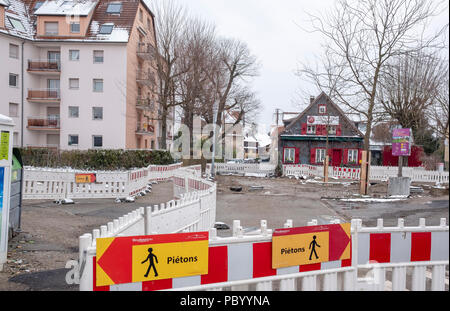 Strasburgo, tram preliminare sito in costruzione, linea e estensione, sicurezza barriere in plastica, case, Alsazia, Francia, Europa Foto Stock