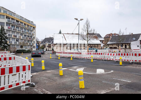 Strasburgo, tram preliminare sito in costruzione, linea e estensione, sicurezza barriere in plastica, paracarri, street, automobili, case, Alsazia, Francia, Europa Foto Stock