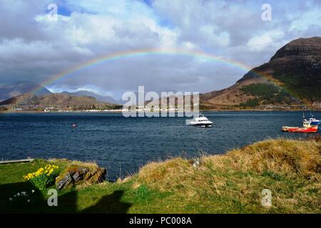 Un arcobaleno su Shieldaig nel West Highlands in Scozia Foto Stock