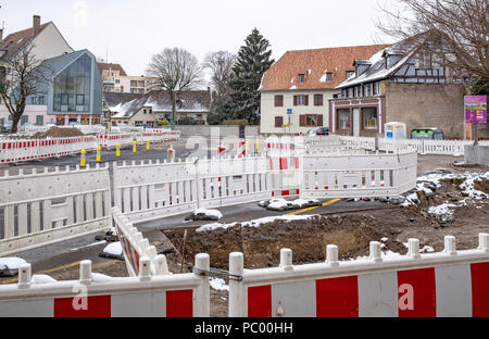 Strasburgo, tram preliminare sito in costruzione, linea e estensione, sicurezza barriere in plastica, street, case, Alsazia, Francia, Europa Foto Stock