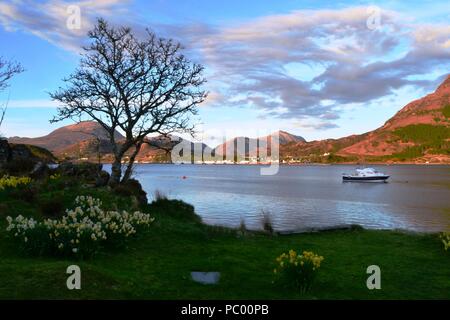 Una molla sera guardando verso il grazioso villaggio costiero di Shieldaig nel West Highlands della Scozia Foto Stock