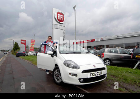 Il file immagine del Tour du Francia vincitore Geraint Thomas dal 2012 : Geraint Thomas MBE il ciclista olimpico di prelevare la sua nuova Fiat Punto dal Wessex Garage su Penarth Road a Cardiff il 14 luglio 2012. Foto Stock