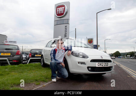 Il file immagine del Tour du Francia vincitore Geraint Thomas dal 2012 : Geraint Thomas MBE il ciclista olimpico di prelevare la sua nuova Fiat Punto dal Wessex Garage su Penarth Road a Cardiff il 14 luglio 2012. Foto Stock