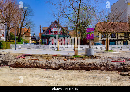 Strasburgo, tram preliminare sito in costruzione, linea e estensione, quadrato, protetto tronchi di alberi, le barriere in plastica, case, Alsazia, Francia, Europa Foto Stock