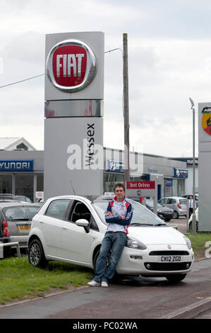 Il file immagine del Tour du Francia vincitore Geraint Thomas dal 2012 : Geraint Thomas MBE il ciclista olimpico di prelevare la sua nuova Fiat Punto dal Wessex Garage su Penarth Road a Cardiff il 14 luglio 2012. Foto Stock