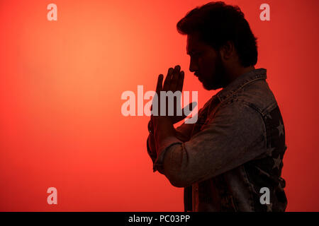 Close up vista laterale ritratto di ragazzo indiano a praticare lo Yoga al tramonto Foto Stock