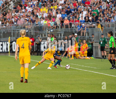 East Hartford, Stati Uniti. 29 Luglio, 2018. Crystal Dunn (19) DEGLI STATI UNITI D'AMERICA E Ellie Carpenter (21) dell'Australia lotta per la sfera durante il torneo delle Nazioni gioco a Pratt & Whitney stadium Gioco terminato nel disegnare 1 - 1 Credito: Lev Radin/Pacific Press/Alamy Live News Foto Stock