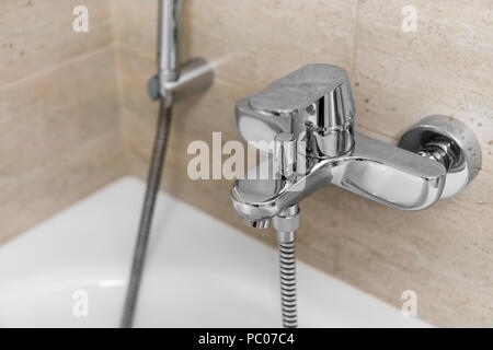 Doccia e vasca da bagno miscelatori in un bagno. Foto Stock