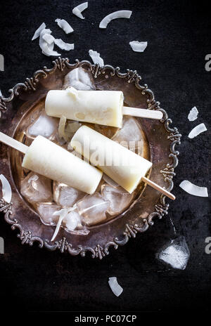 Popsicles realizzato dal ananas e noce di cocco Foto Stock