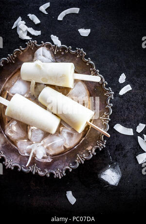 Popsicles realizzato dal ananas e noce di cocco Foto Stock