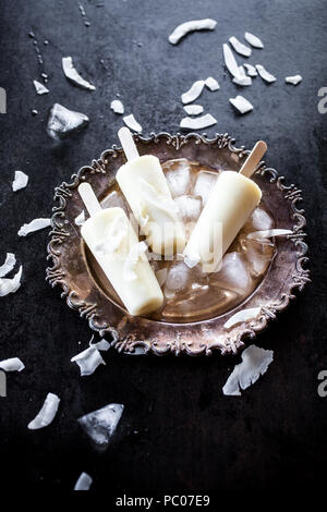Popsicles realizzato dal ananas e noce di cocco Foto Stock