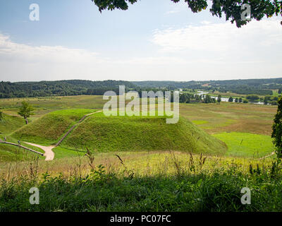 Uno dei vecchi hillfort tumuli al Kernave, Lituania Foto Stock