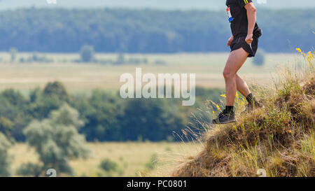 Runner andando giù dalla ripida discesa Foto Stock