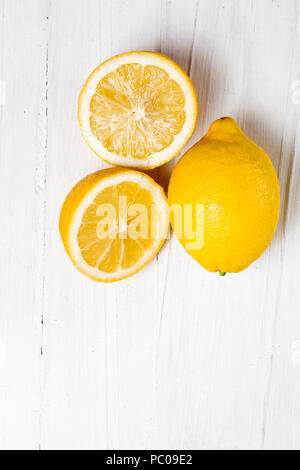 Granita siciliana al limone sul tavolo bianco fotografata da cima a fondo Foto Stock