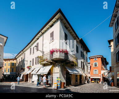 Desenzano del Garda, Italia settentrionale. Turistica popolare destinazione europea. Desenzano del Garda vista città Foto Stock