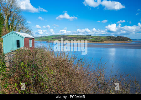 Dylan Thomas boathouse con estuario del fiume Taf a Laugharne, Carmarthenshire, Wales, Regno Unito, Europa Foto Stock