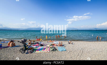 Lago di Garda, spiaggia pubblica vicino a Desenzano del Garda in un bel giorno di estate Foto Stock
