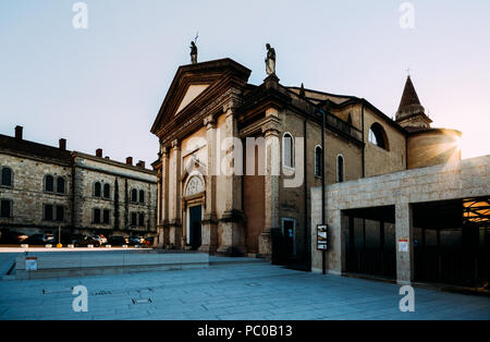 Vista della chiesa di San Martino da piazza Ferdinando di Savoia. Peschiera del Garda - comune e comune in provincia di Verona, Italia Foto Stock