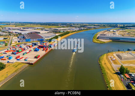 Reno - Paesi Bassi, luglio 14, 2018: vista aerea nave commerciale che attraversa il fiume Reno in una zona dei Paesi Bassi Foto Stock