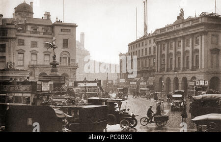 Regent Street, Piccadilly Circus e la statua di Eros, Londra, Inghilterra in 1923. Da questi straordinari anni, pubblicato in 1938. Foto Stock