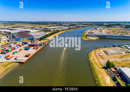 Reno - Paesi Bassi, luglio 14, 2018: vista aerea nave commerciale che attraversa il fiume Reno in una zona dei Paesi Bassi Foto Stock