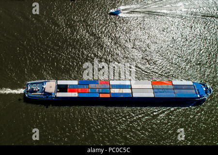 Reno - Paesi Bassi, luglio 14, 2018: veduta aerea di una nave mercantile con un contenitore che attraversa il fiume Reno in una regione dei Paesi Bassi Foto Stock