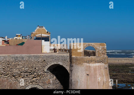 Pareti in pietra della ex fortezza Portoghese di El Jadida, Marocco, sulla costa dell'Oceano Atlantico. Azzurro cielo. Foto Stock