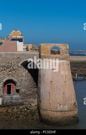 Pareti in pietra della ex fortezza Portoghese di El Jadida, Marocco, sulla costa dell'Oceano Atlantico. Azzurro cielo. Foto Stock