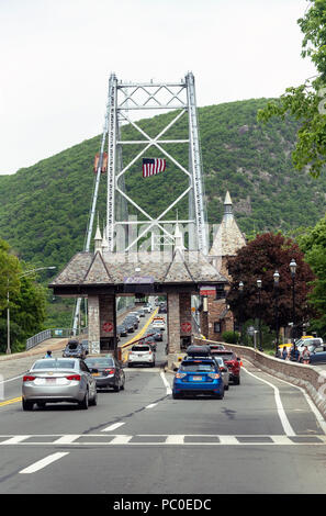 Bear Mountain ponte di sospensione, nello Stato di New York, Stati Uniti d'America in linea di automobili per pagare il costo pedaggio Foto Stock