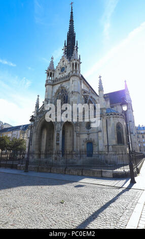 La Chiesa di San Bernardo de la Chapelle è un neo-gotica chiesa cattolica romana nella Goutte d'Or quartiere del XVIII arrondissement di Parigi . Foto Stock