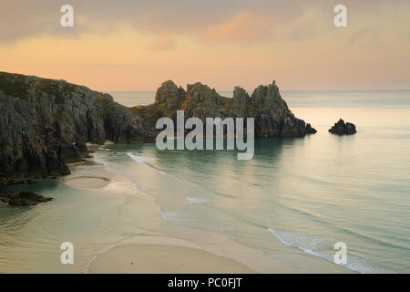 Prima luce su Pedn Vounder Porthcurno vicino a West Cornwall Foto Stock