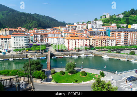 Vista di Ondarroa piccole città e porto, Pais Vasco Spagna Foto Stock