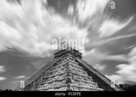 "Il Tempio di Kukulkan (El Castillo)' più famosa piramide a Chichén-Itzá sito archeologico della penisola dello Yucatan del Messico con drammatico cielo nuvoloso Foto Stock