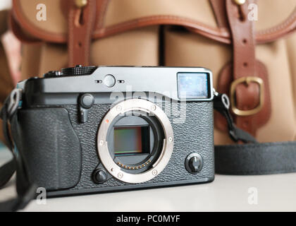 Fuji Mirrorless telecamera del sistema con sensore visibile, con billingham fotocamera borsa Foto Stock