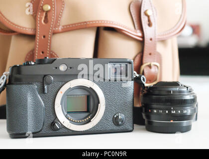 Fuji Mirrorless telecamera del sistema con sensore visibile, con la lente e la telecamera billingham bag Foto Stock