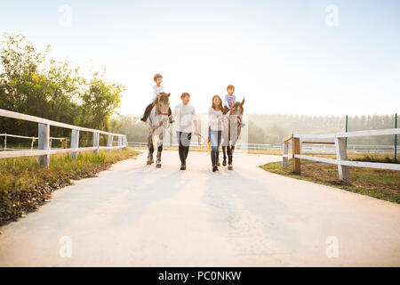 Allegro giovane famiglia cinese a cavallo Foto Stock