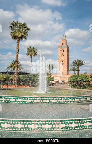 La Koutoubia o Kutubiyya moschea, Jemaa El Fnaa, fontane e palme su un quadrato, Medina di Marrakech Marrakech, Marocco, Africa Foto Stock