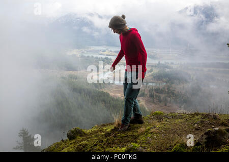 Una donna escursioni oltre la Bonneville Dam in Columbia River Gorge. Foto Stock