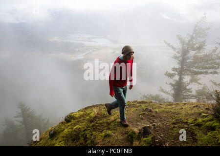 Una donna escursioni oltre la Bonneville Dam in Columbia River Gorge. Foto Stock