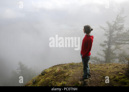 Una donna escursioni oltre la Bonneville Dam in Columbia River Gorge. Foto Stock