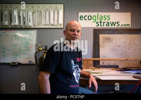 Craig Graffius, proprietario di EcoGlass cannucce, comporta per un ritratto nella sua bottega il 5 luglio Hood River, Oregon, Stati Uniti. Foto Stock