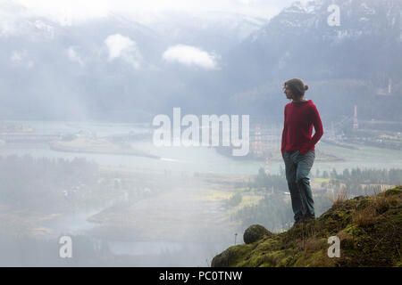 Una donna escursioni oltre la Bonneville Dam in Columbia River Gorge. Foto Stock